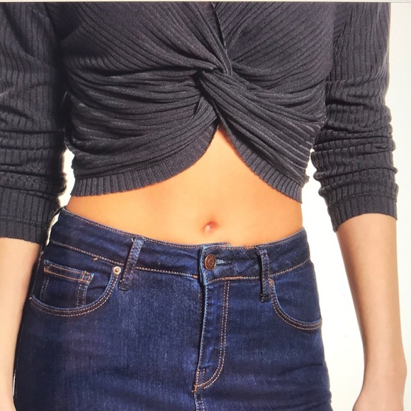 TWIST FRONT CROPPED TOP - Picture 3 of 11